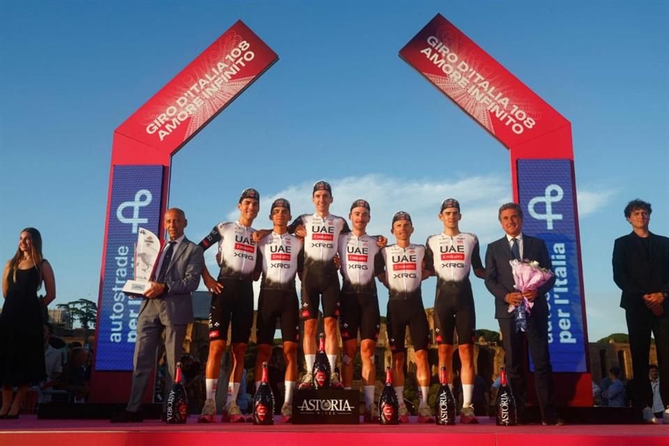 El ciclista mexicano del UAE Team Emirates XRG celebró en el podio con sus compañeros y miembros del personal la última etapa del Giro.