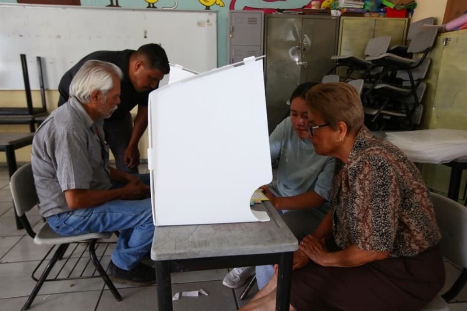 También hubo acordeones humanos: adultos mayores asistieron acompañados de algún familiar.