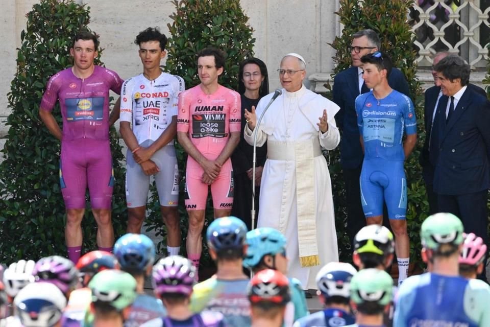 El papa León XIV dio su bendición al pelotón del Giro de Italia, presentando a los ciclistas como 'modelos para todos los jóvenes del mundo', cuando los corredores atravesaron El Vaticano.