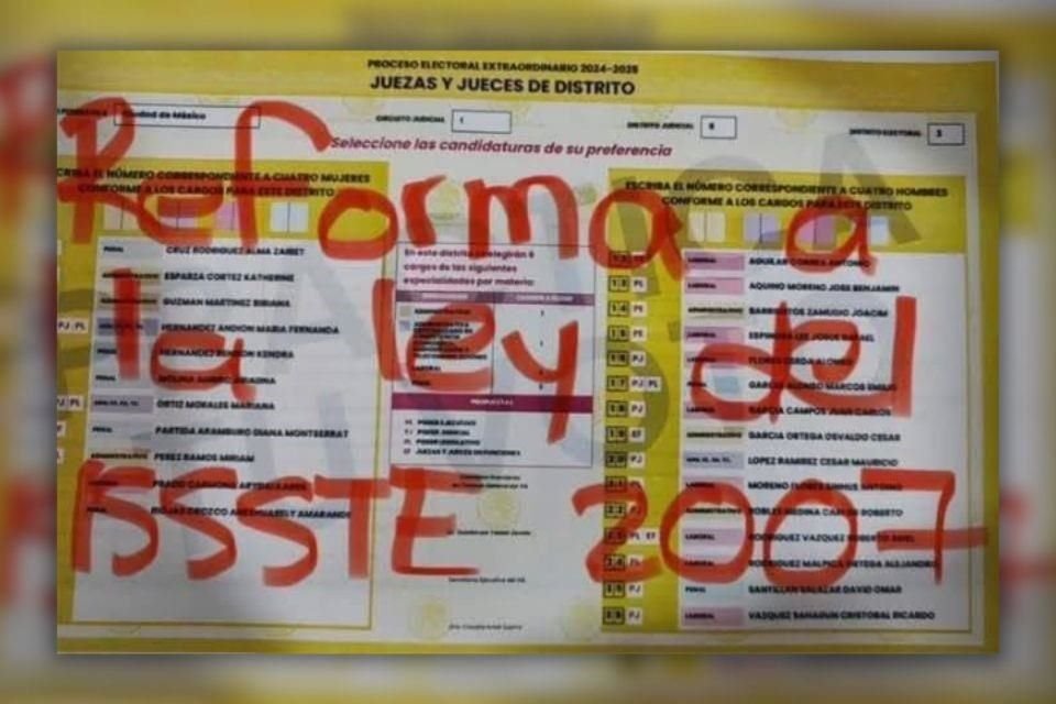 Una foto muestra una boleta que exige la reforma a la Ley del Issste 2007, en medio de los problemas de la CNTE con el Gobierno federal.