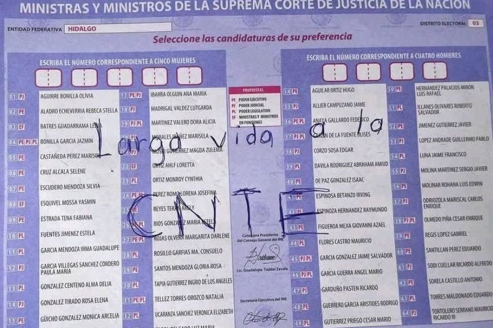 En redes sociales circula la imagen de una boleta electoral del Estado de Hidalgo que señala 'Larga vida a la CNTE'.