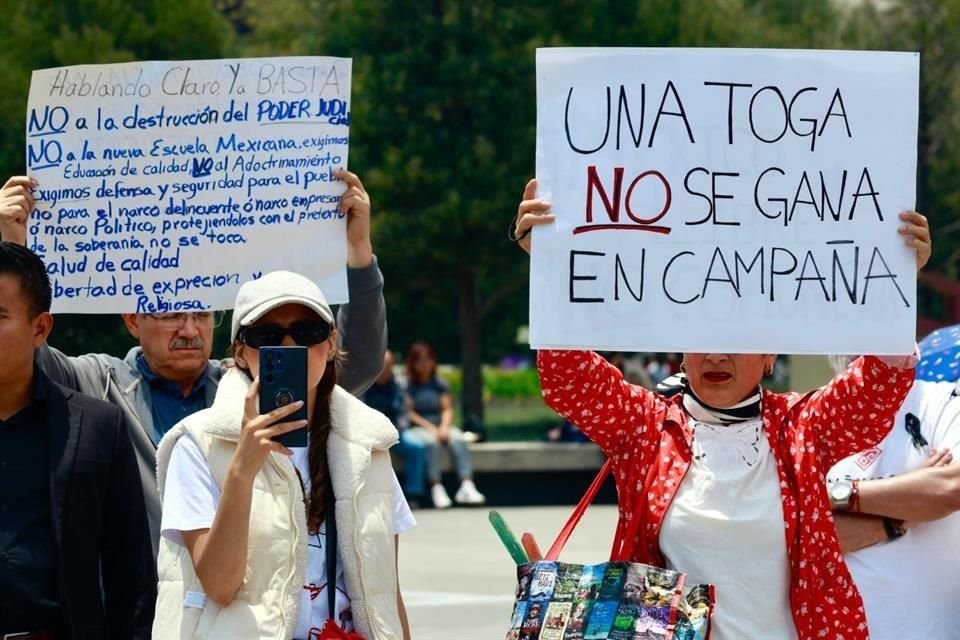 En Toluca, alrededor de 80 ciudadanos se reunieron en la Plaza de los Mártires para demostrar su rechazo al proceso de elección del Poder Judicial que se lleva a cabo este 1 de junio.