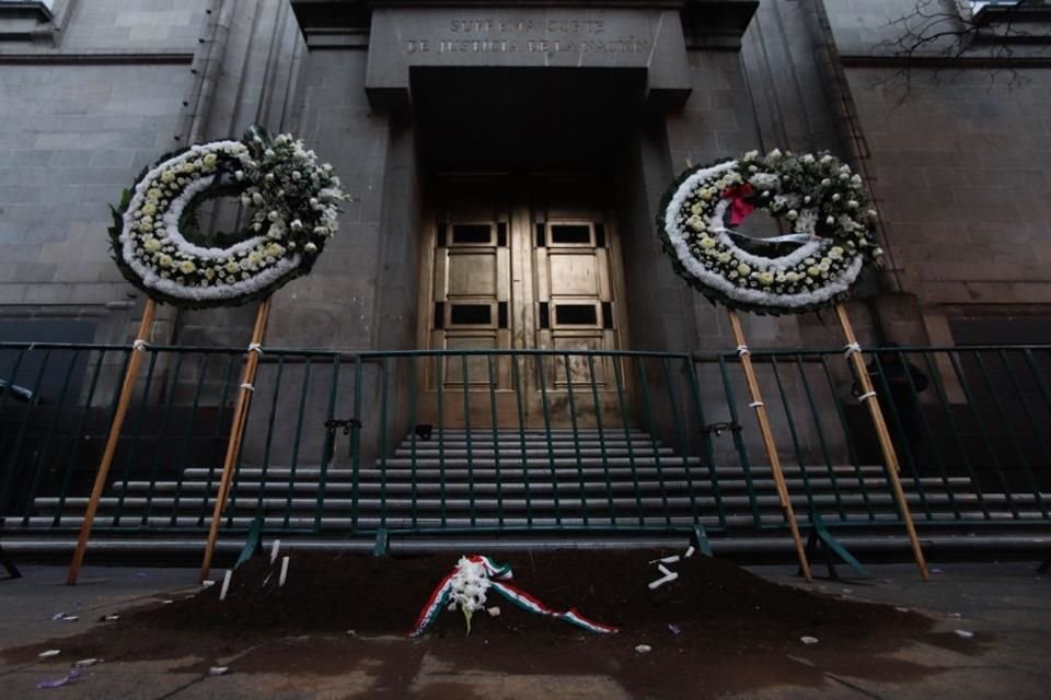 En la entrada de la SCJN fueron colocadas dos coronas fúnebres con la leyenda RIP al Poder Judicial.