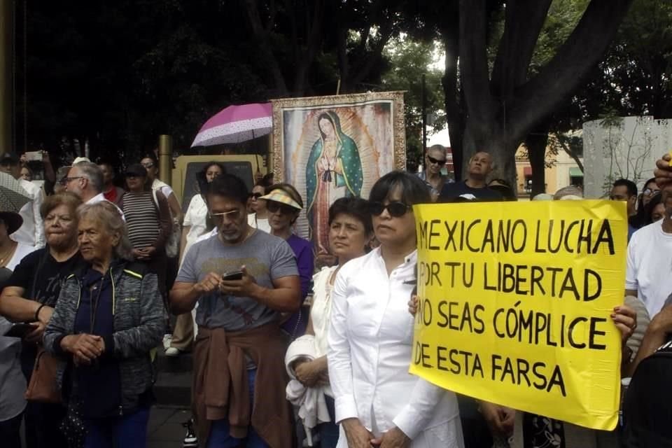 Diversas organizaciones civiles protestaron en el zócalo de Puebla en contra de las Elecciones del Poder Judicial, a las que llamaron 'una farsa de Morena'.