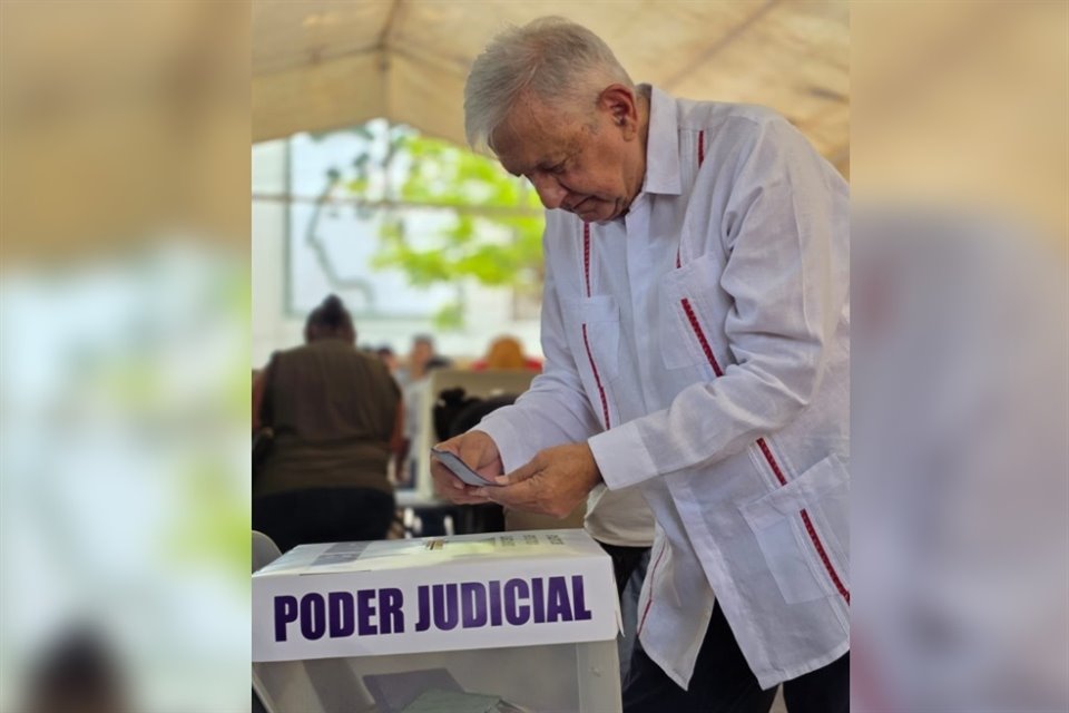 AMLO votó por jueces magistrados y ministros en Palenque, Chiapas.