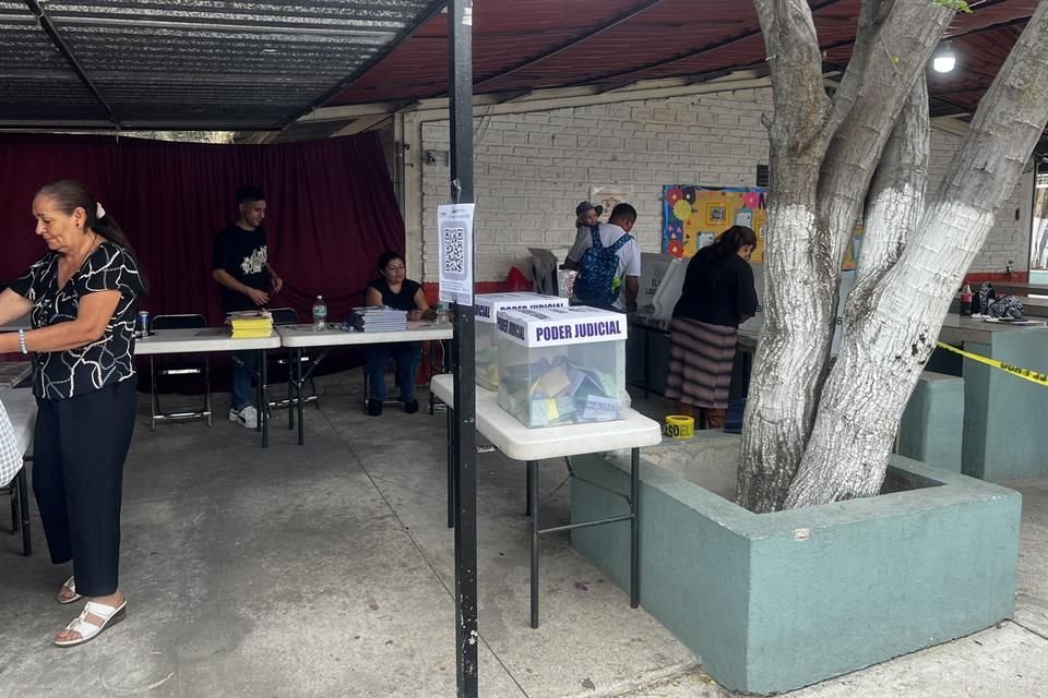 Debido a la escasa votación, los funcionarios de casilla, 4 de los 9 originales, no tuvieron problemas para llevar a cabo la elección.