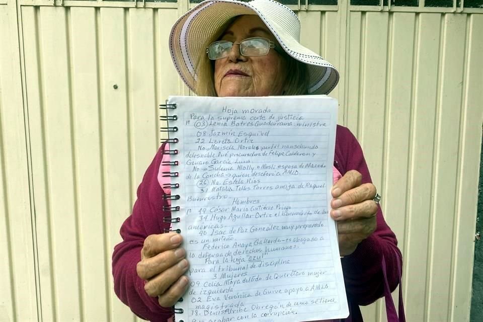La señora María Trinidad Lara Aguilar, una maestra jubilada de Guanajuato, sacó su cuaderno con sus apuntes.