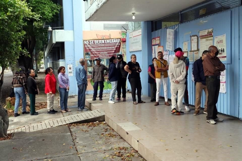 n la secundaria Silvestre Revueltas solo hubo un fila de 15 personas porque la casilla abrió 40 minutos tarde.