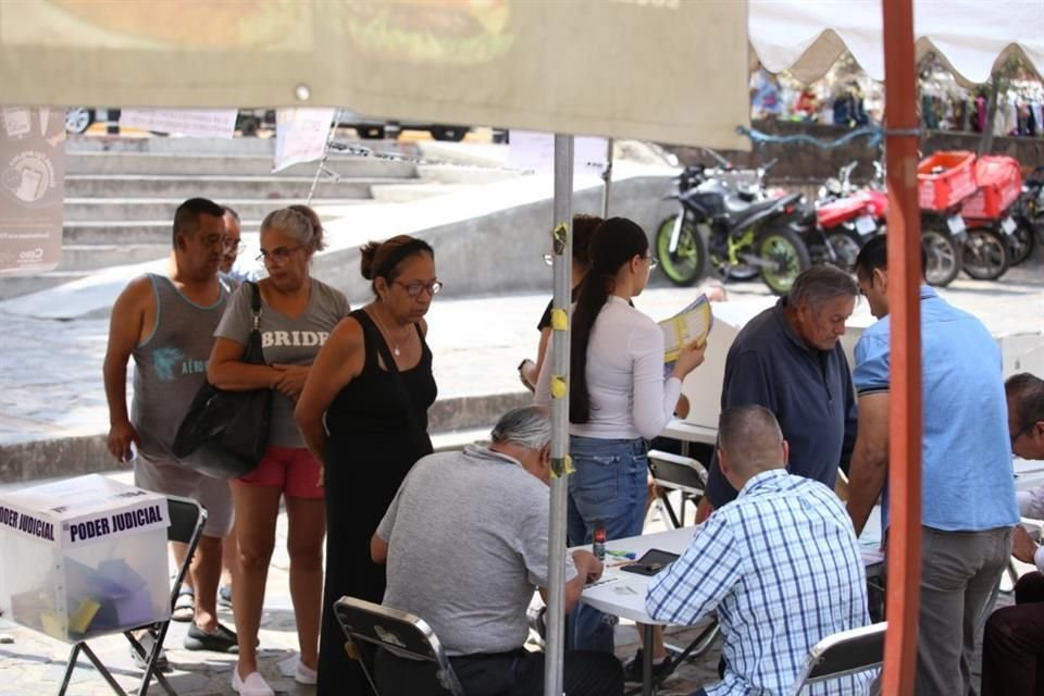 Ante la situación, ciudadanos que acudieron a votar decidieron fungir como funcionario de casilla para que pudiera abrir y que se realizara el ejercicio correctamente.