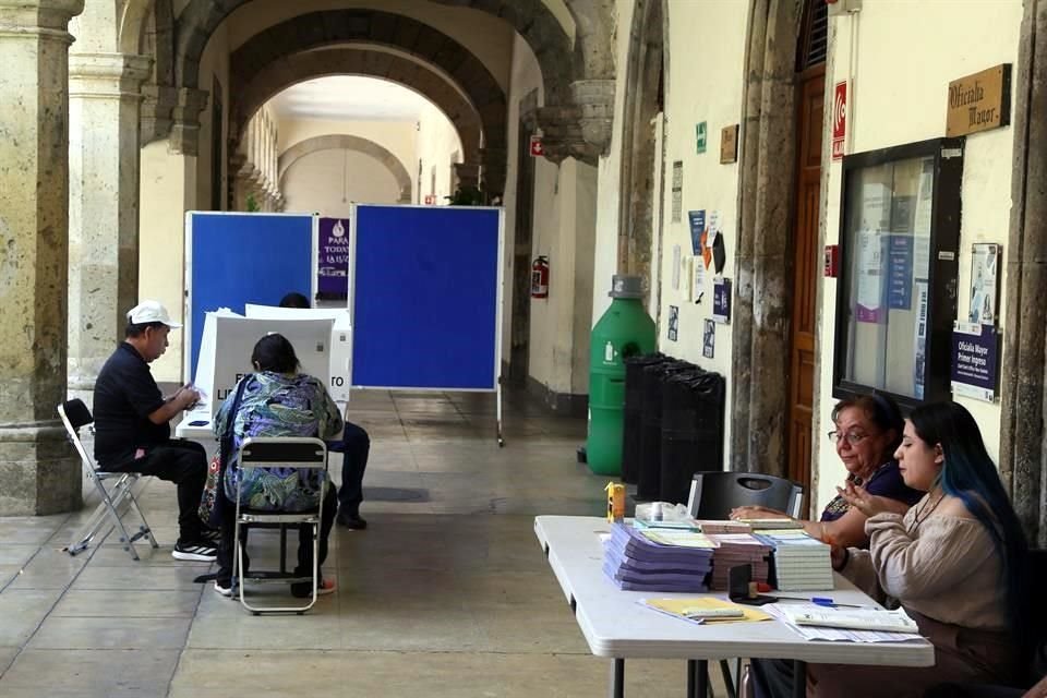 En la casilla 621 ubicada en la Preparatoria Jalisco, hasta las 15:00 horas sólo habían votado un total de 47 personas.