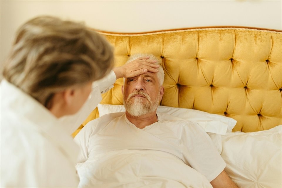 Personas mayores de 60 años se ven orilladas a pagar un seguro de gastos médicos mayores que cada año se vuelve mucho más costosa.