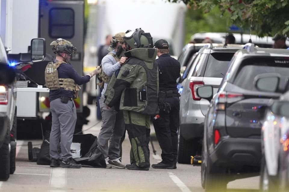 Agentes policiales se colocan equipo de protección para investigar un ataque en el centro comercial Pearl Street Mall, el 1 de junio de 2025, en Boulder, Colorado.