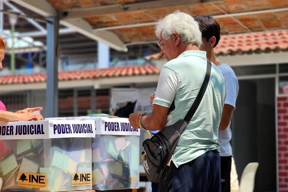 Roberto Fernández votó en la casilla de la sección 1449, en la Colonia San Andrés, en Guadalajara.