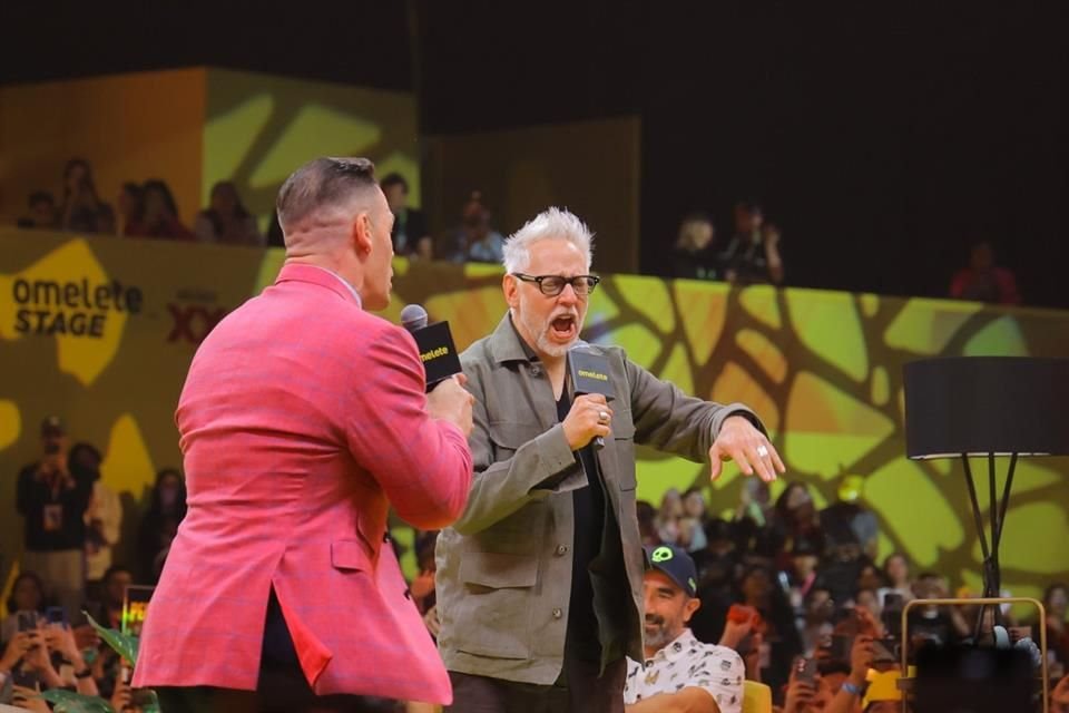 El actor y el cineasta bromearon con los presentes.