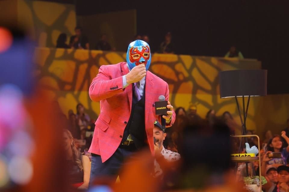 Cuando se puso una máscara de luchador, Cena se echó al bolsillo al público.