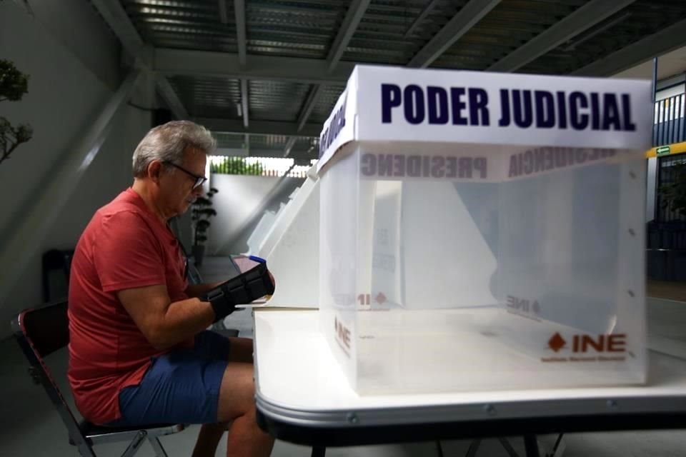 Algunas personas acudieron temprano para ser los primeros en votar, como ocurrió en la casilla 3162, en Paseos del Sol.