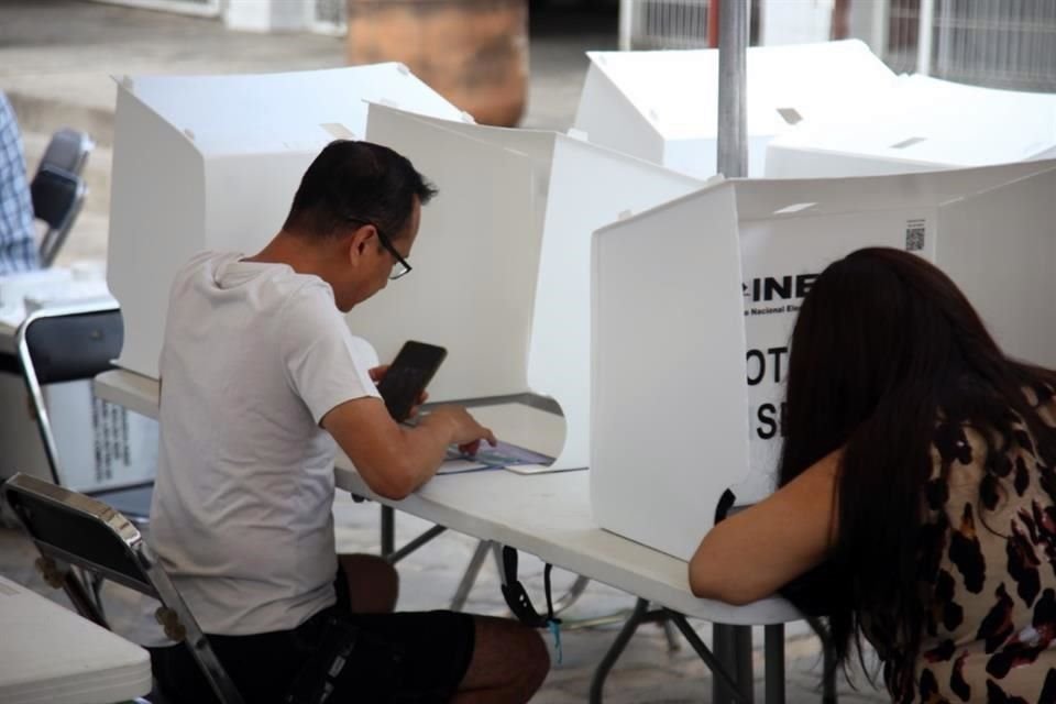 Votante se apoyó en anotaciones que traía en su celular para ejercer el voto.