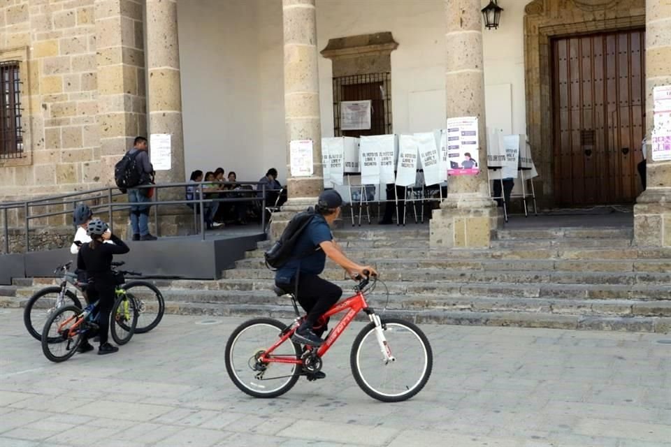 Esta casilla, instalada en el Instituto Cultural Cabañas, por lo general siempre está saturada por ser especial. En esta ocasión tenía pocos asistentes.