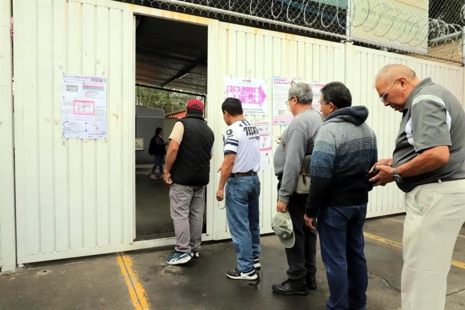 Ricardo Anaya, coordinador de los senadores del PAN, alertó sobre el riesgo de que, en las próximas horas, se registre un 'embarazo de urnas'.