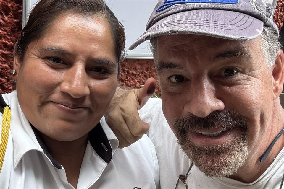 El actor Ari Telch posteó en su cuenta de X una foto en la que muestra su dedo pulgar manchado de tinta, tras emitir su voto.