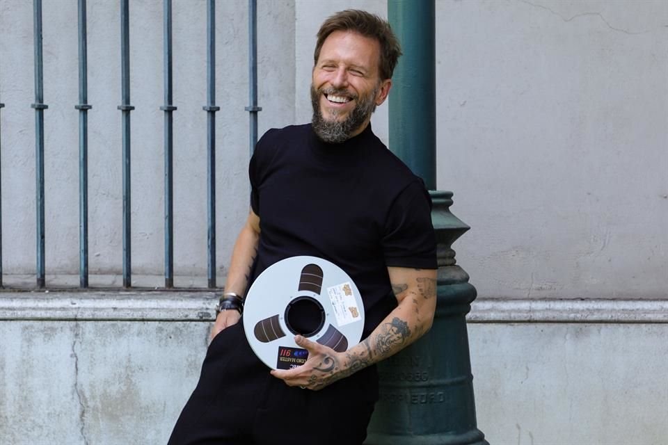 El artista acaba de lanzar en noelschajris.fan y en su aplicación, la regrabación de aquel material, disponible en otras plataformas.