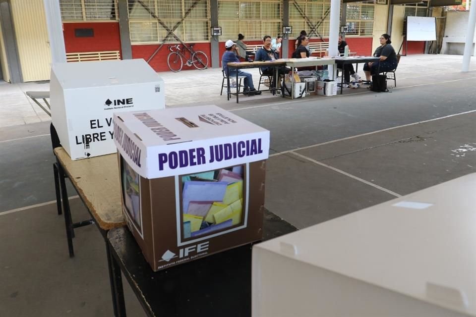 La elección judicial de ayer estuvo marcada en Jalisco por la baja participación, desconocimiento de los candidatos y el uso de acordeones.