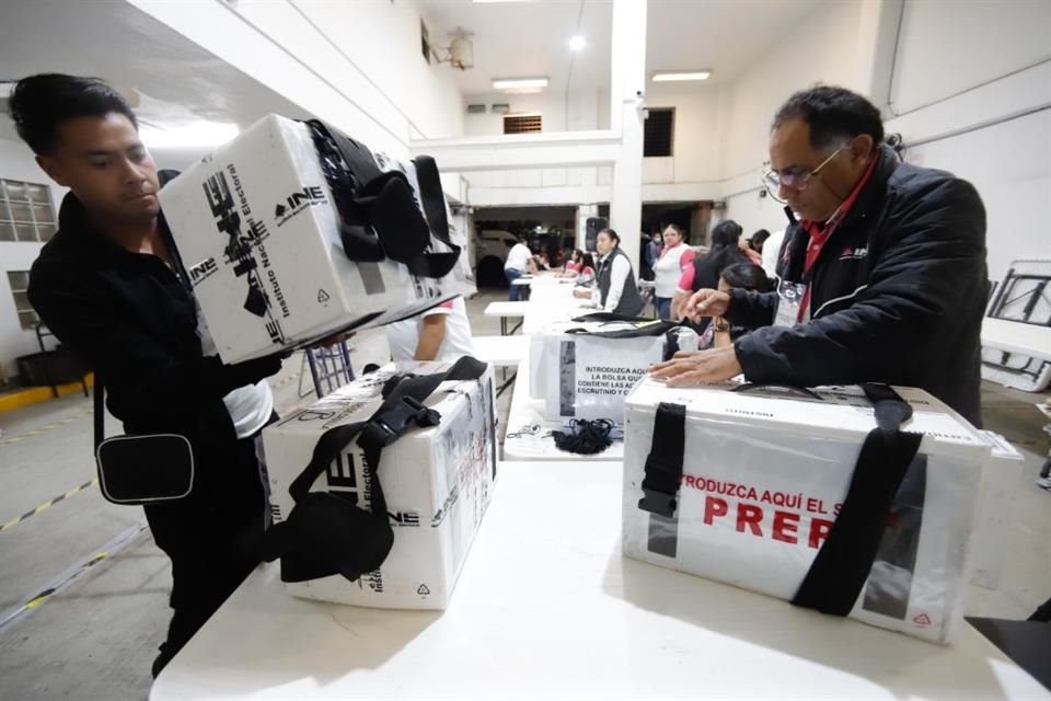 Los primeros paquetes de la elección del Poder Judicial a la 15 Junta Distrital del INE llegaron a las 22:00 horas.