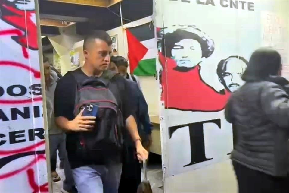 Los maestros y líderes de la CNTE se reunieron este lunes en la madrugada, y acordaron mantener el plantón.