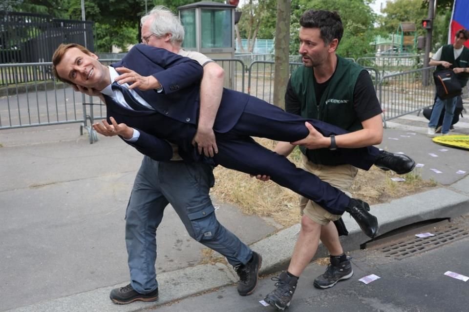 Activistas de Greenpeace robaron una estatua de cera del presidente francés Emmanuel Macron para colocarla frente a embajada de Rusia.