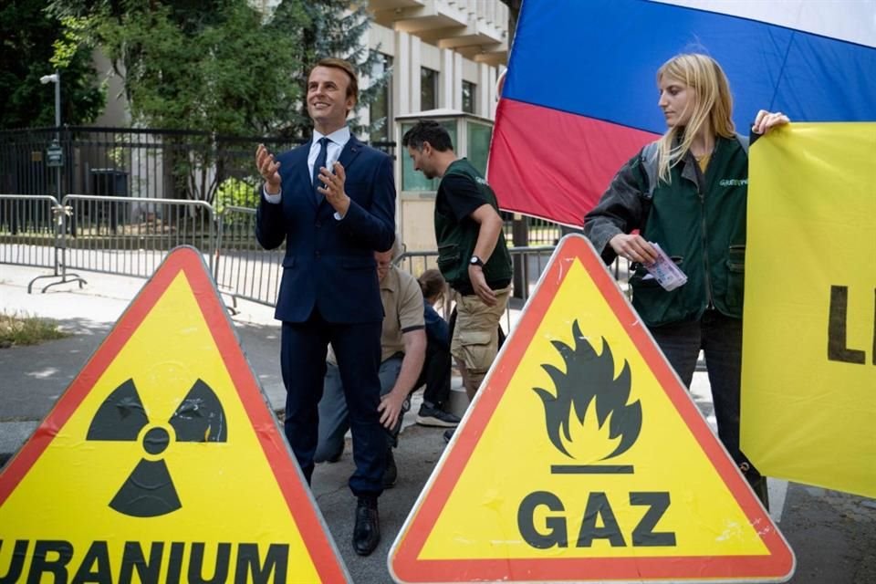 La sonriente estatua del presidente se ubicó junto a una pancarta con el lema 'Ucrania se quema, el negocio continúa', para protestar contra las exportaciones de gas y fertilizantes desde Rusia.
