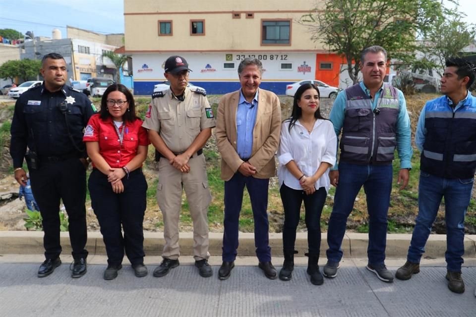 El alcalde de Zapopan, Juan José Frangie, supervisó obras de limpieza del río El Garabato en la colonia Miramar.