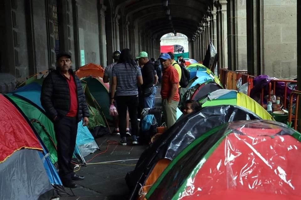 Mientras sus líderes se reúnen con autoridades en la Segob, los maestros de la CNTE mantienen el plantón en el Zócalo.