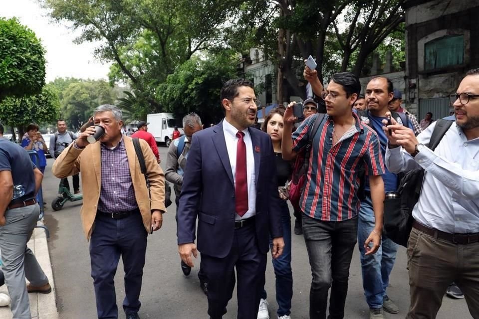 El director del ISSSTE, Martí Batres, llegó a la reunión con la CNTE en Gobernación.
