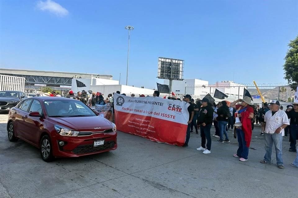Los inconformes llegaron al punto en marcha desde el Palacio Municipal.