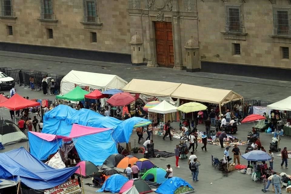 La CNTE mantiene el plantón en la plancha del Zócalo capitalino.