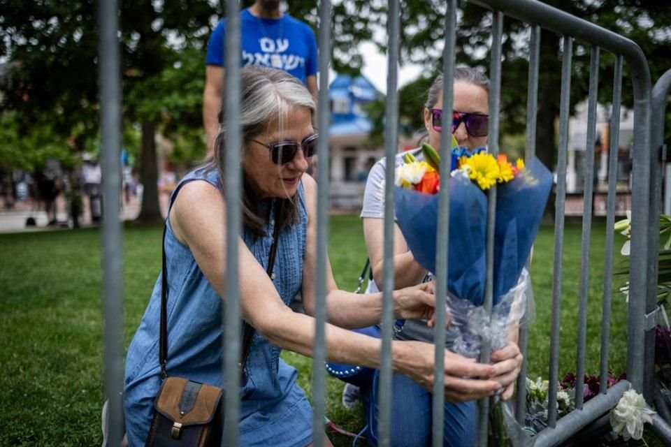 Una mujer deja unas flores en el lugar de un ataque terrorista en Boulder, Colorado, el 2 de junio.