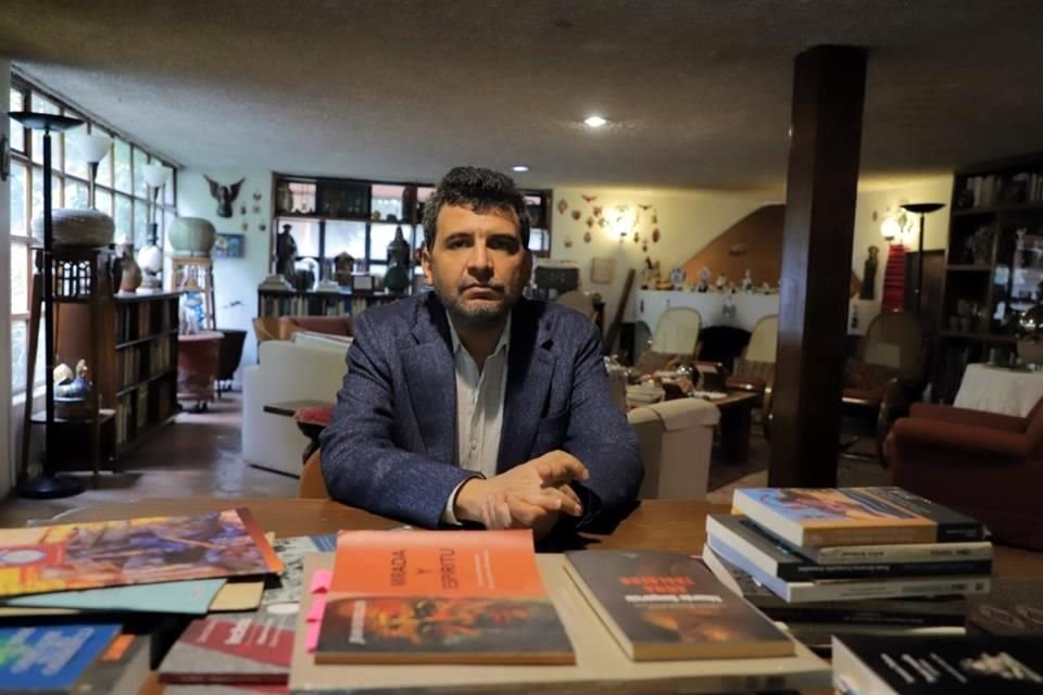 A lo largo de los 11 ensayos que integran 'Apuntes flamencos', Vadillo explora aspectos como la pena andaluza, la ironía, el compás, el baile y las castañuelas.