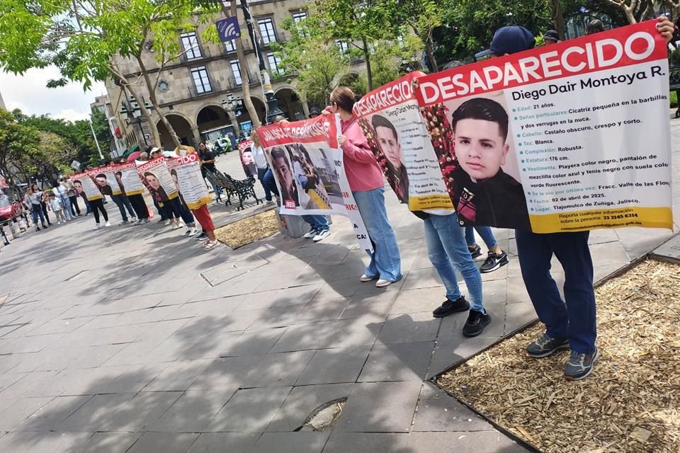 Más de 20 personas se manifestaron afuera del Palacio de Gobierno para reclamar por tres casos en los que hay cinco personas desaparecidas.
