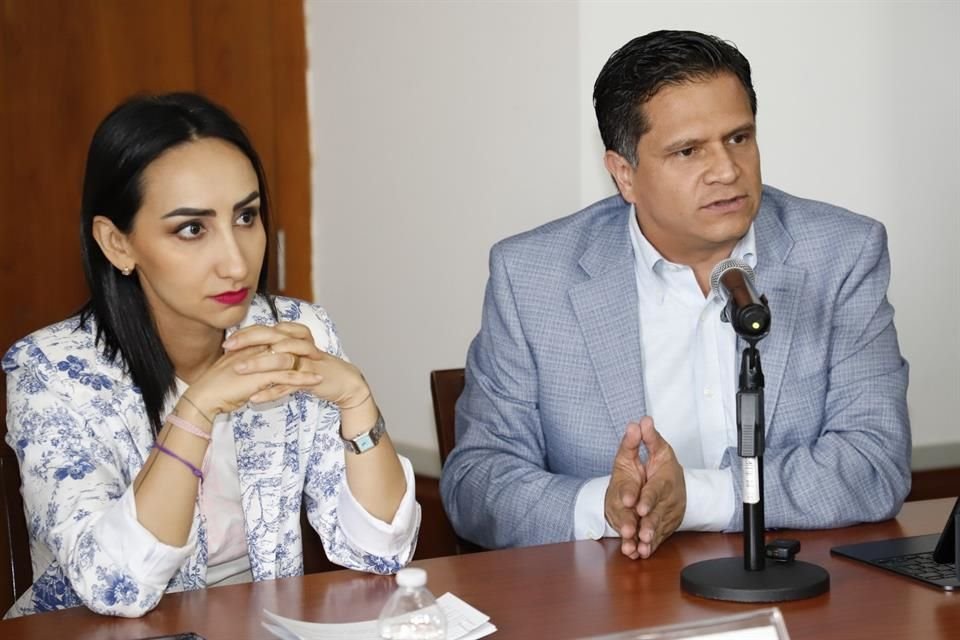 Claudia Murguía, diputada del PAN, acompañada por Juan Pablo Colín, dirigente del PAN en Jalisco, anunció que se buscará un nuevo ITEI en el Estado.