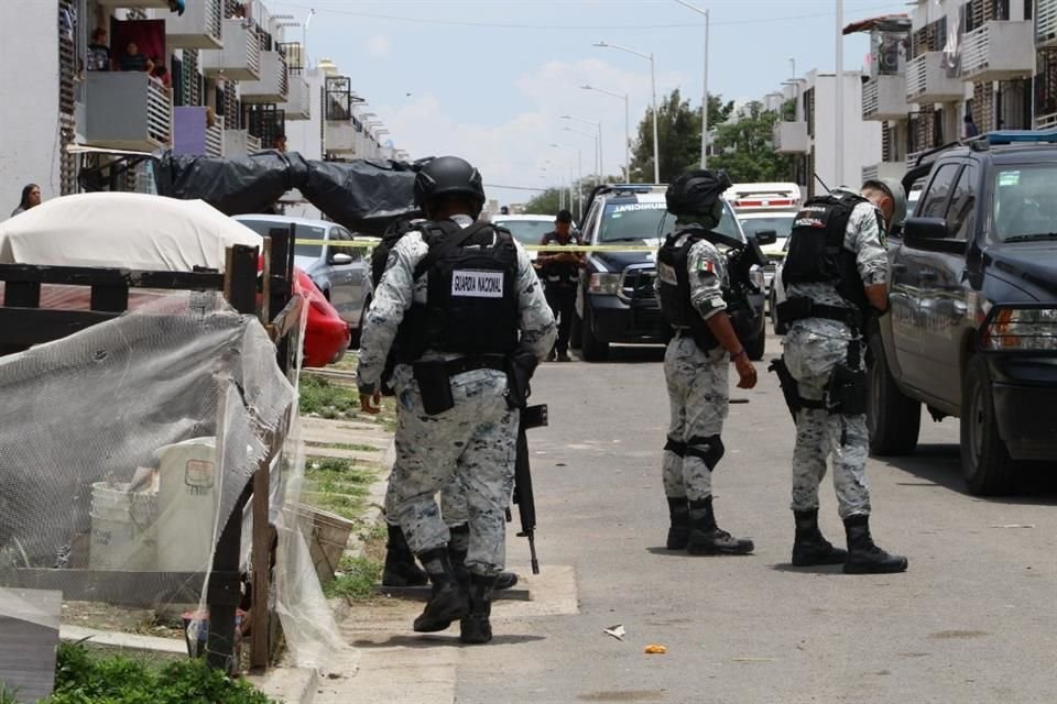 El cadáver de un joven fue hallado en el sillón de un departamento, tras una agresión a balazos en el Fraccionamiento Quintas del Valle.