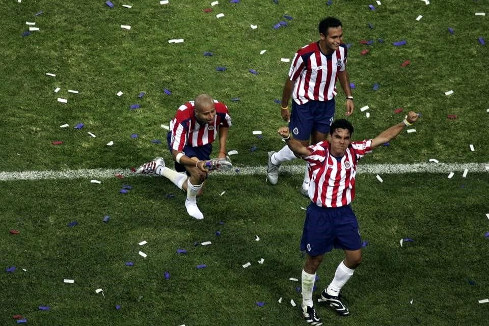 'Bofo' Bautista (izq.), 'Pato' Alfaro y Omar Bravo (adelante) en los festejos de aquel inolvidable encuentro.