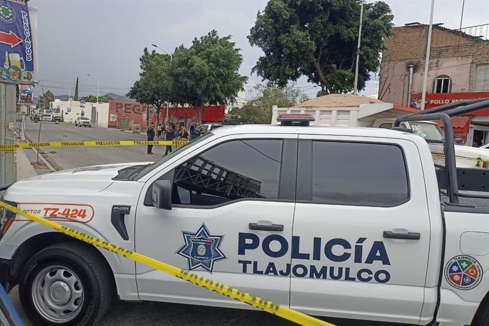 Una mujer que conducía un auto particular fue asesinada a tiros, cuando transitaba por calles de la Colonia Hacienda del Oro, en Tlajomulco.