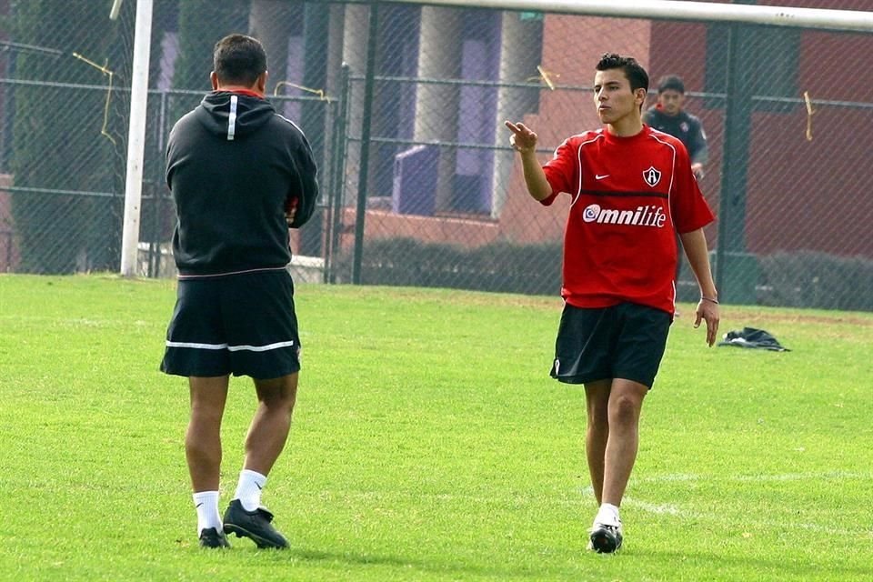 Efraín Flores (izq.), ex director técnico del Atlas, y Mario Méndez, quien formó parte de la generación que en 1999 logró un subcampeonato.