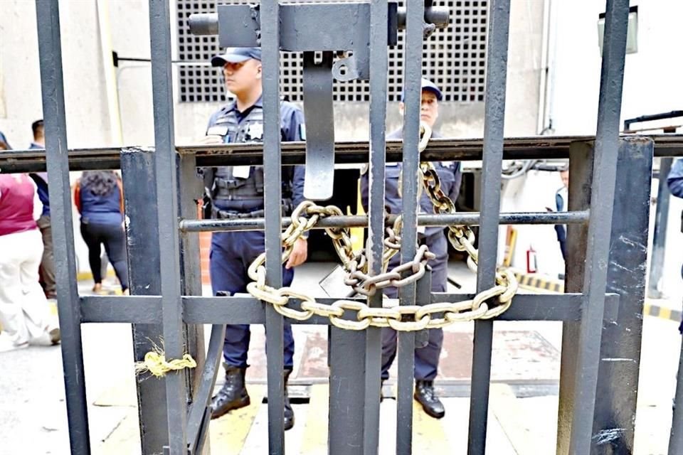 A 18 días de iniciar plantón, el chantaje de CNTE llevó a encerrar con puertas encadenadas a funcionarios federales y empleados de Segob.