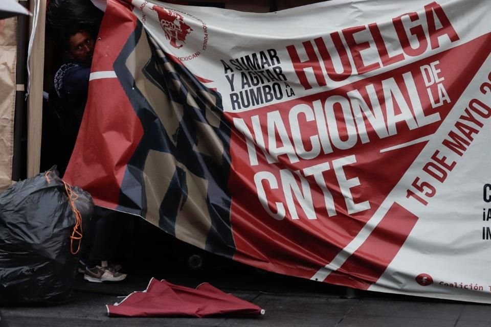 Esta madrugada, la organización magisterial determinó, sin dar una fecha de inicio a la pausa, que el receso de la protesta deberá ser previamente consultado con sus bases.