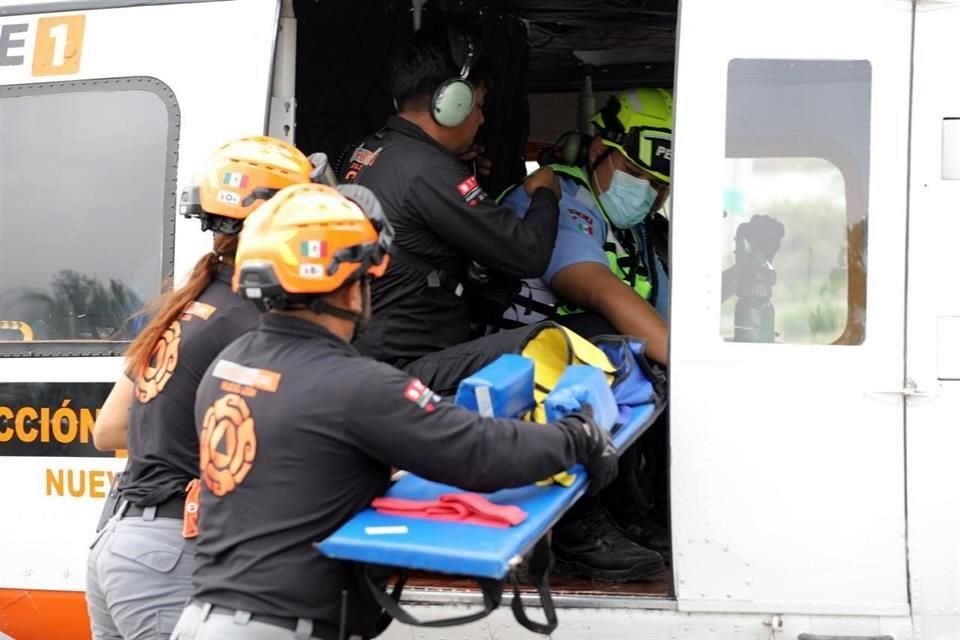 Dos menores de edad lesionados fueron traslados en un helicóptero al Hospital Materno, en Monterrey.