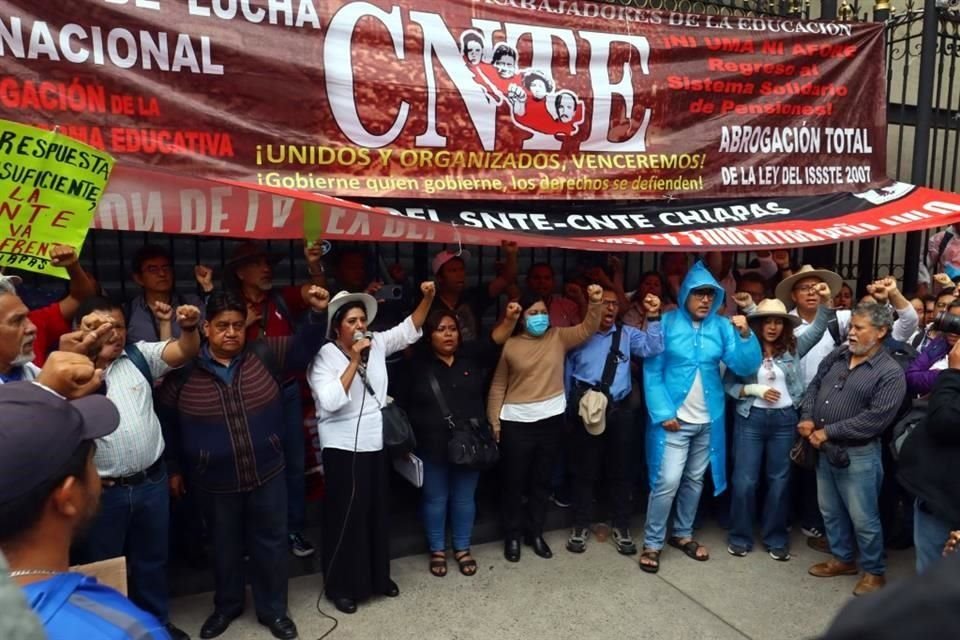 Los maestros de la CNTE llevan 20 días de paro y protestas, en particular en la Ciudad de México, en demanda de la abrogación de la Ley del ISSSTE.