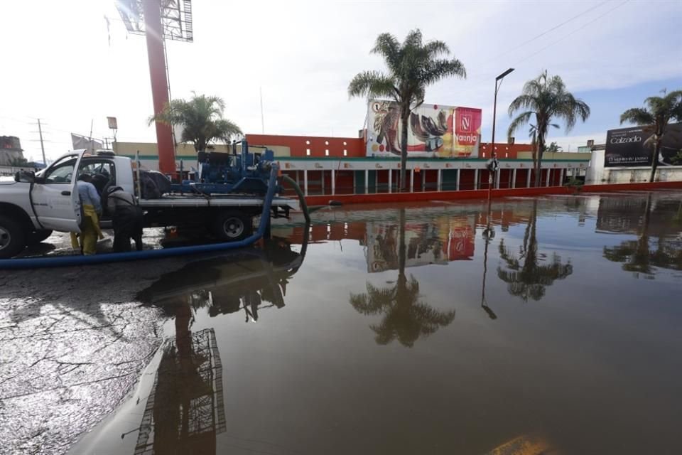El agua ingresó a varias empresas y algunos autos quedaron sumergidos en la calle Santa Ana y algunas aledañas, lo que imposibilitó el tránsito.