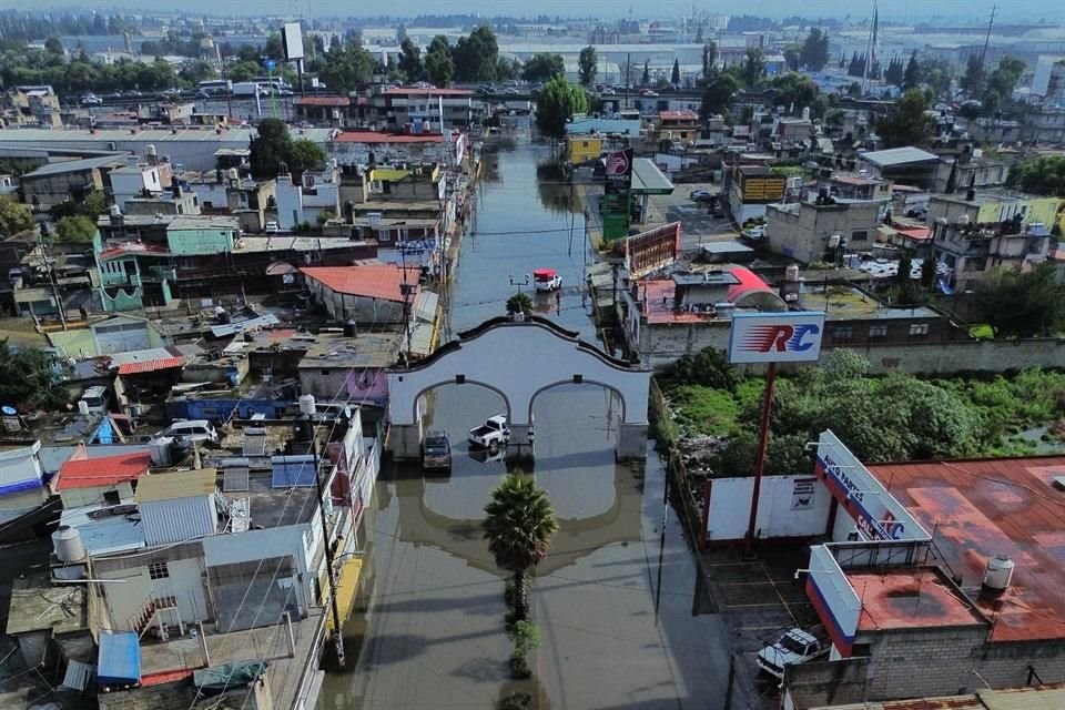 La inundación en Santa Mateo Atenco, Estado de México, dejó sin movilidad a cientos de personas