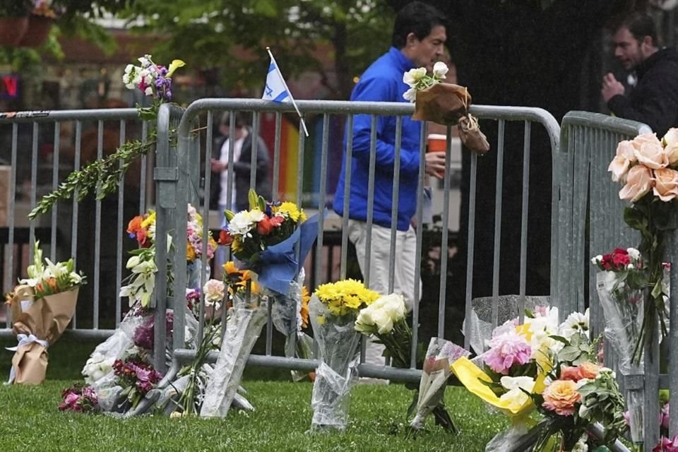 Ramos de flores en un sitio de homenaje improvisado para las víctimas de un ataque perpetrado afuera del tribunal del condado de Boulder, Colorado, el 3 de junio de 2025.